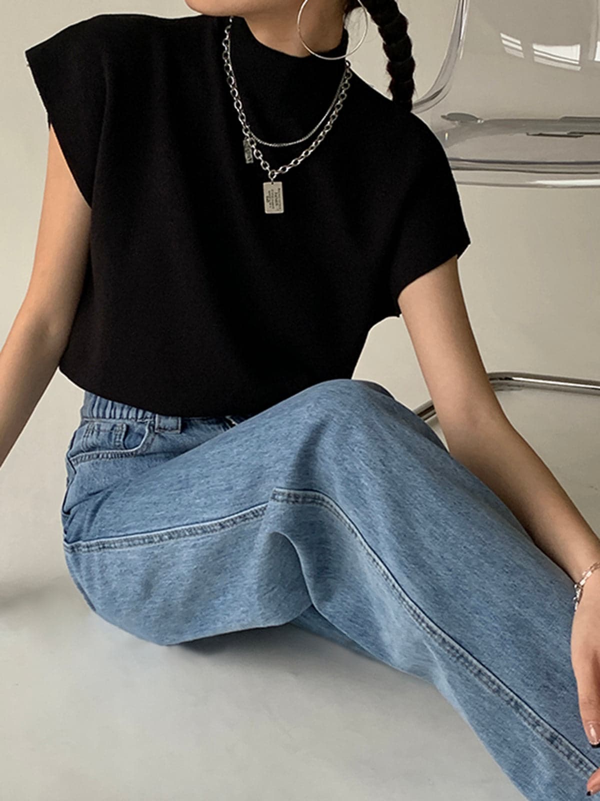Chloe – Mouwloze Gebreide Top met Hoge Hals