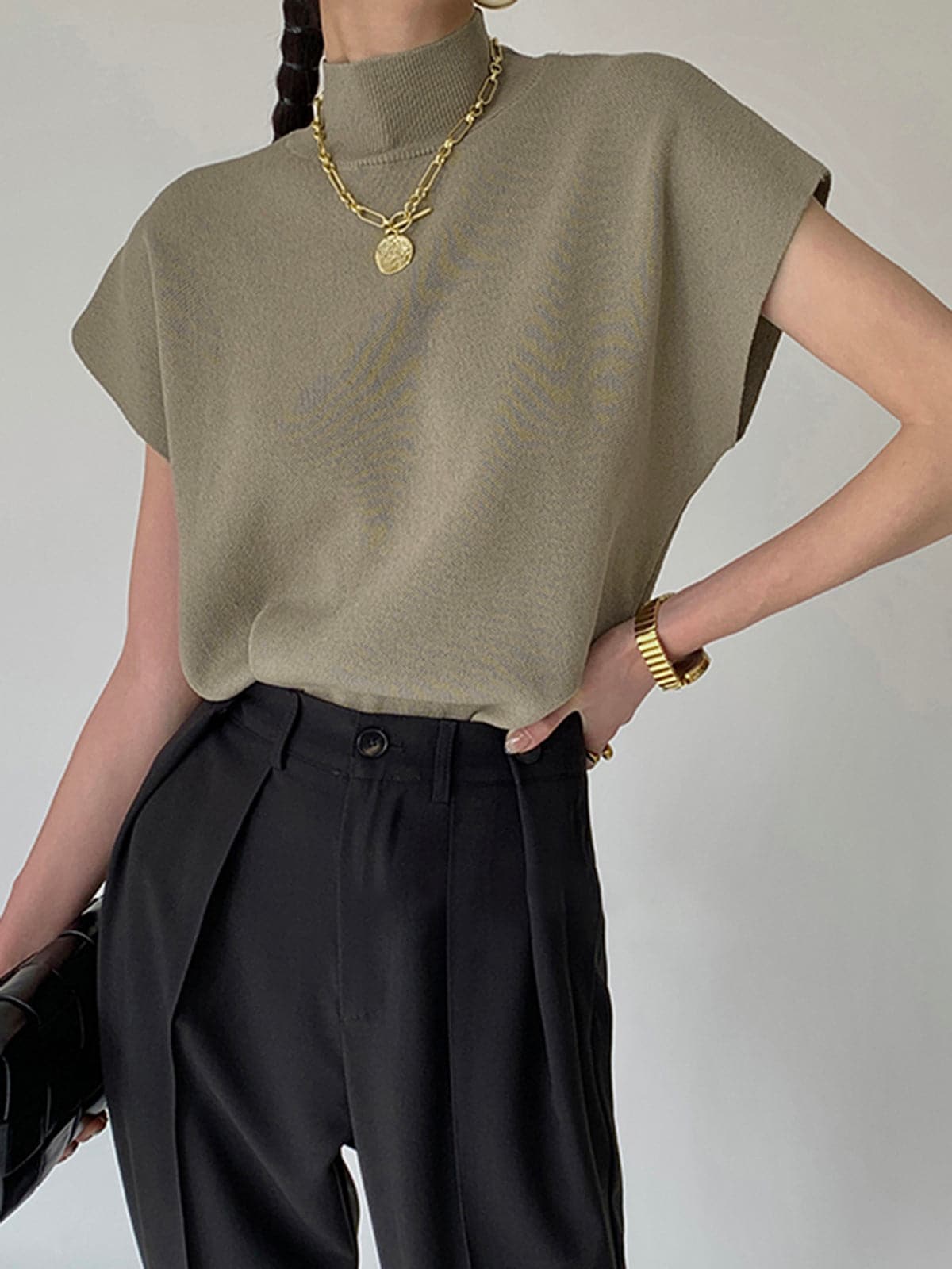Chloe – Mouwloze Gebreide Top met Hoge Hals