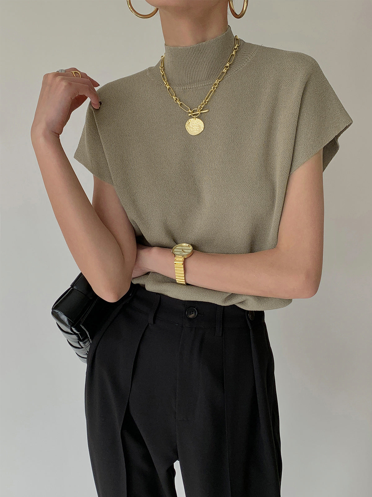 Chloe – Mouwloze Gebreide Top met Hoge Hals