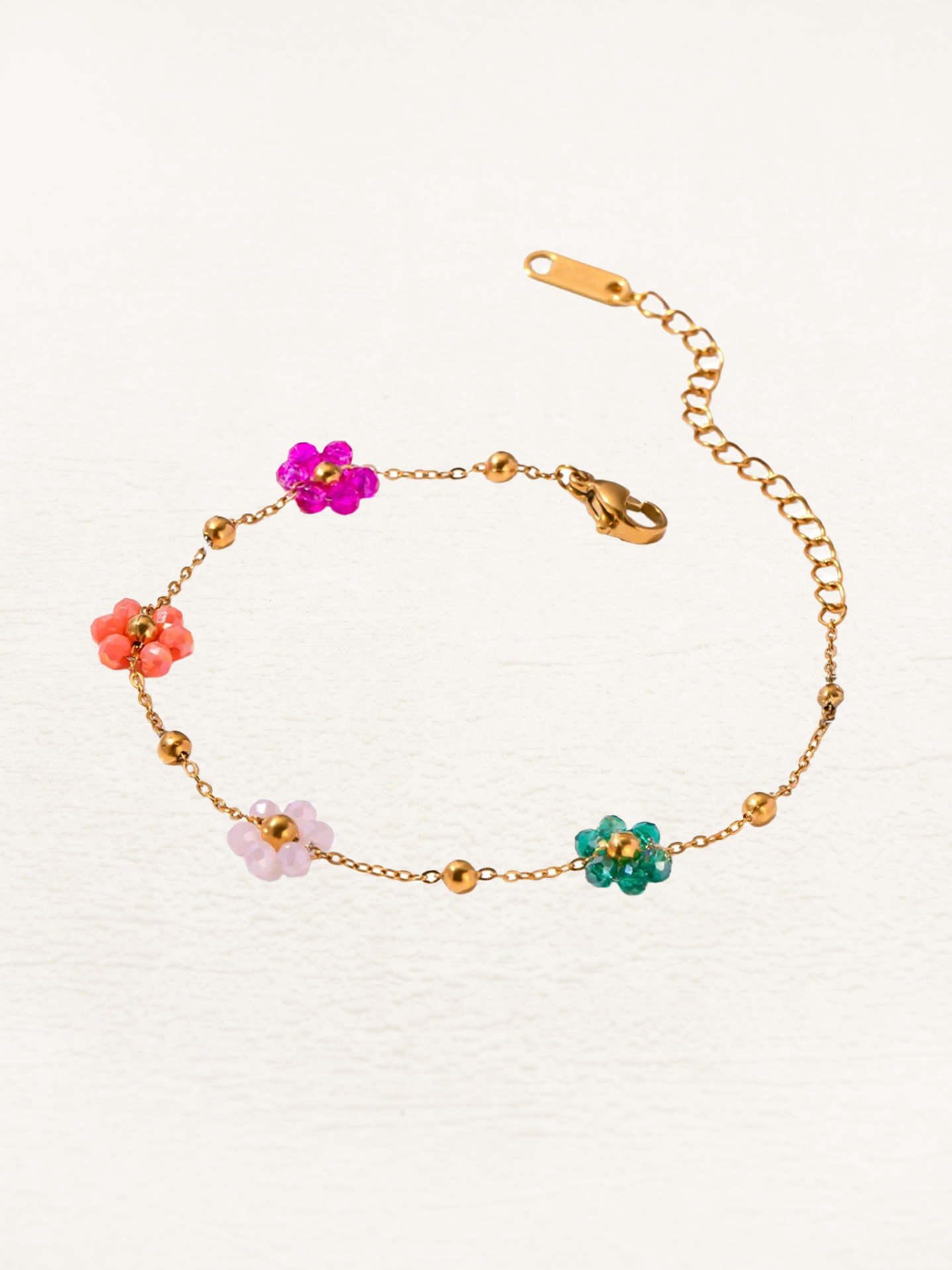 Cornelia - Roseline Gekleurde Bloemetjes Armband in Goud