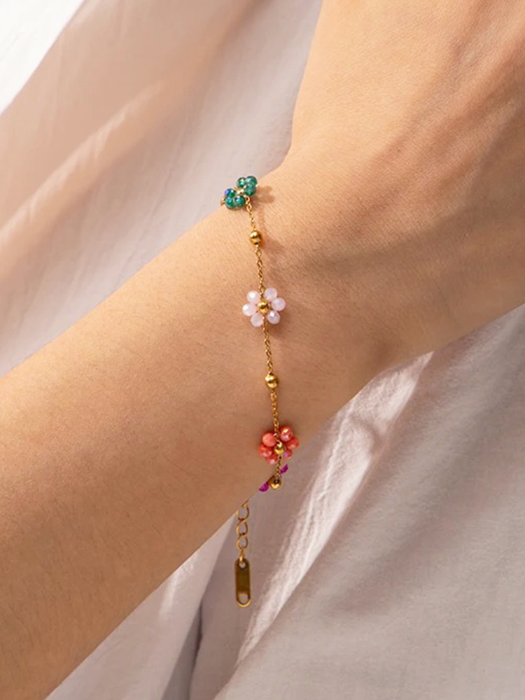 Cornelia - Roseline Gekleurde Bloemetjes Armband in Goud