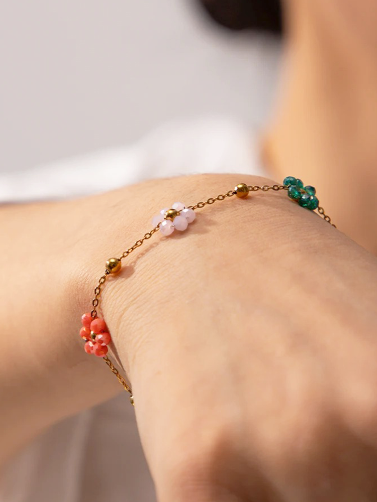 Cornelia - Roseline Gekleurde Bloemetjes Armband in Goud