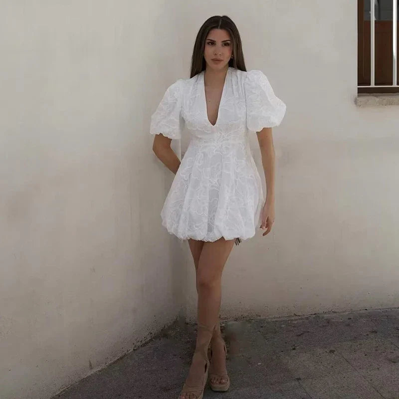 Philomijn - Elegante witte mini jurk met pofmouwen