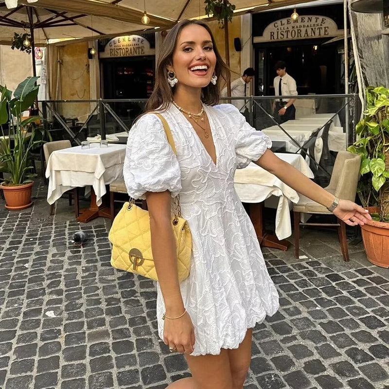 Philomijn - Elegante witte mini jurk met pofmouwen