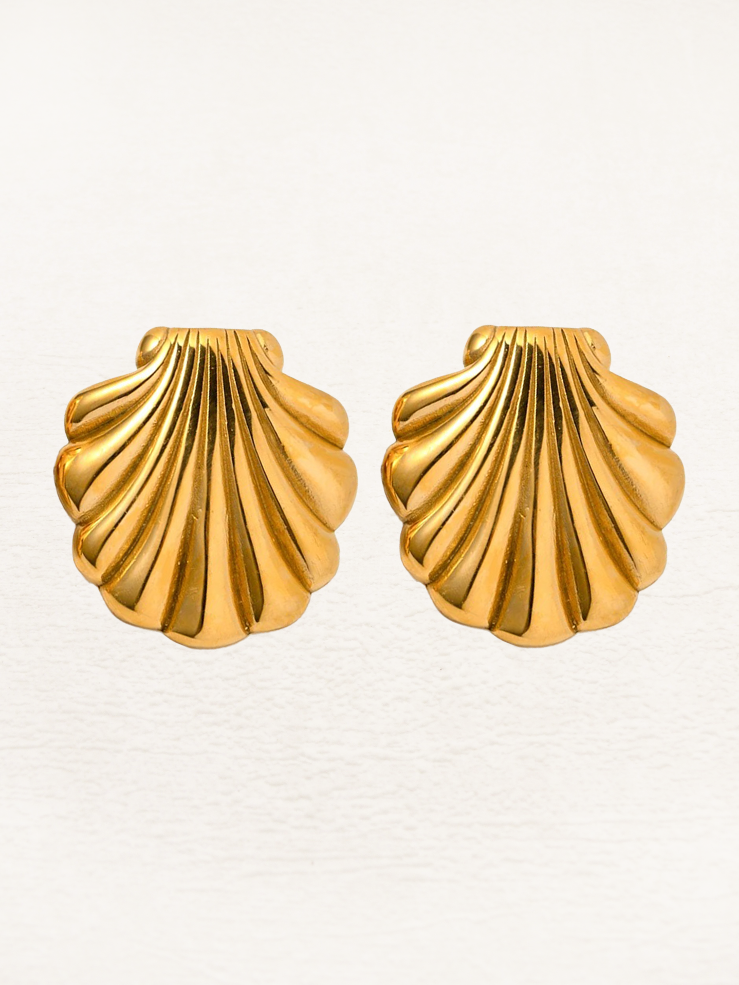 Ditte - Statement Schelp Oorbellen Goud
