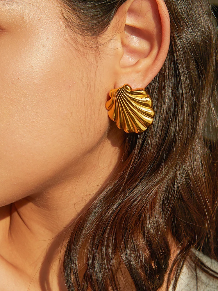 Ditte - Statement Schelp Oorbellen Goud