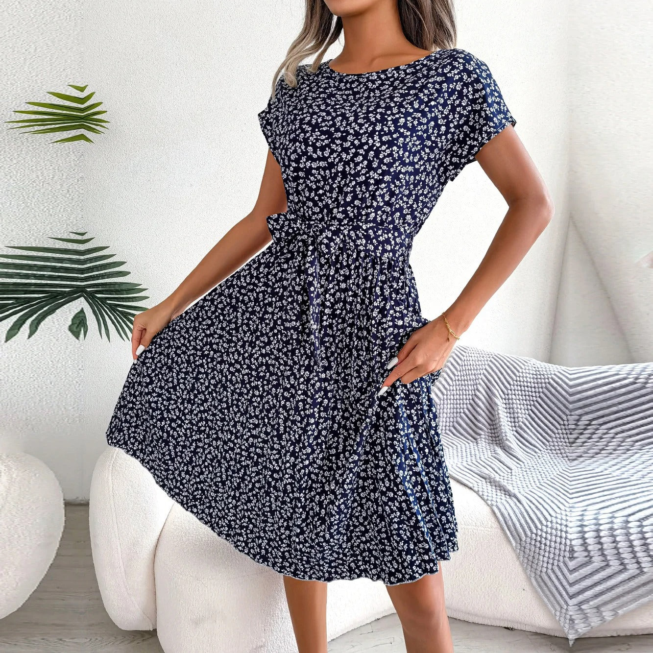 Janne - Dames Bloemetjes Midi Jurk Met Korte Mouwen Tailleband en Plooien