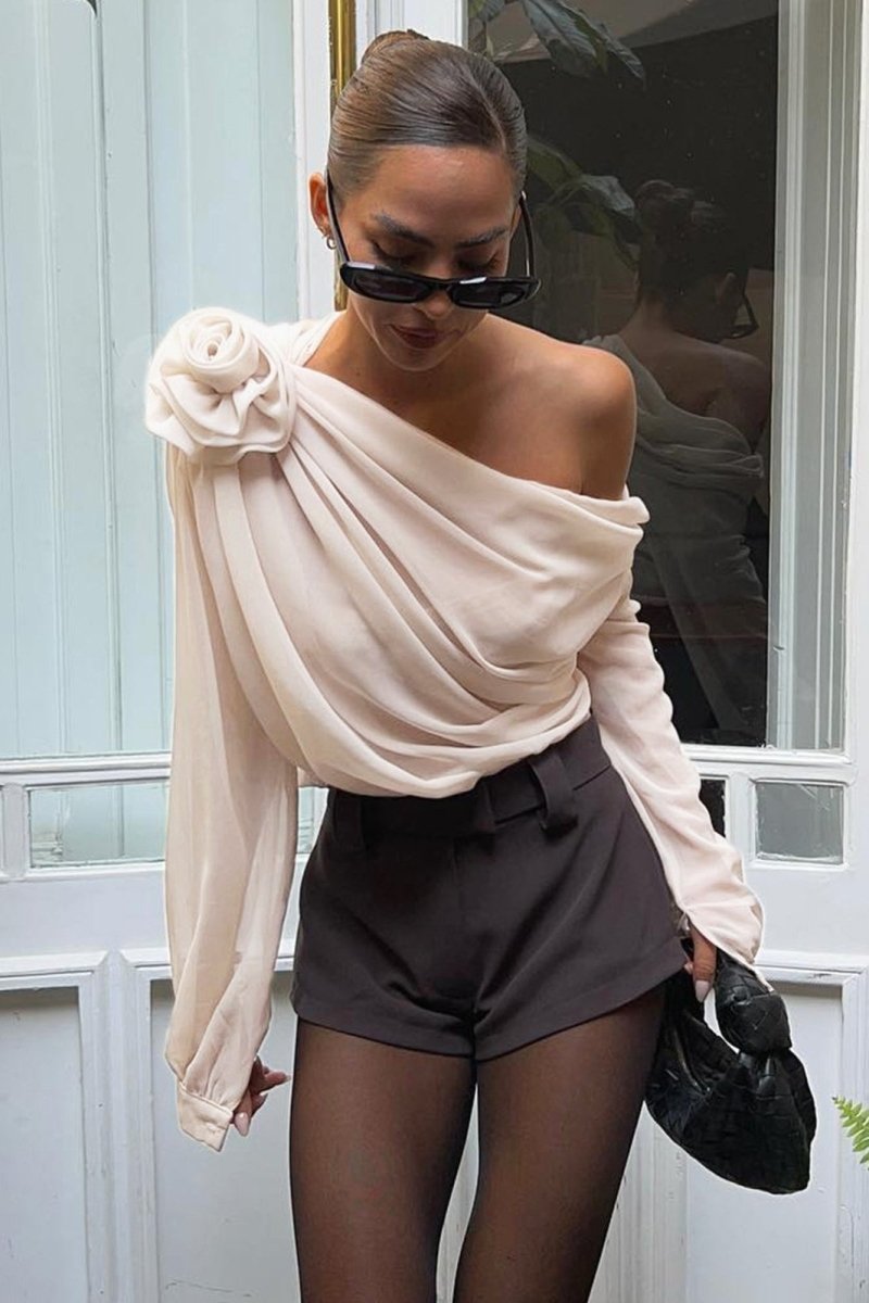 Corina - Off-Shoulder Gedrapeerde Blouse met Bloemdetail