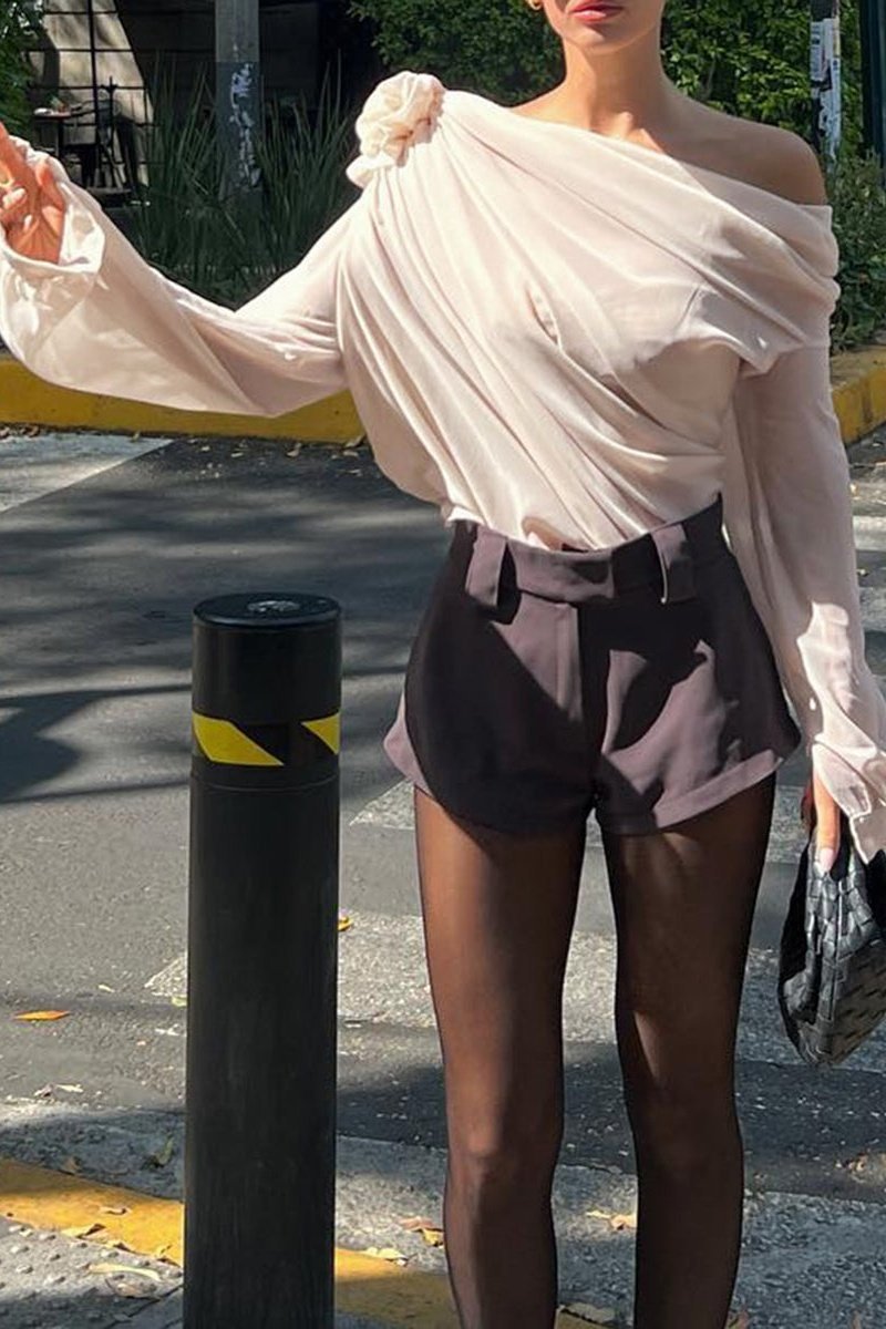 Corina - Off-Shoulder Gedrapeerde Blouse met Bloemdetail