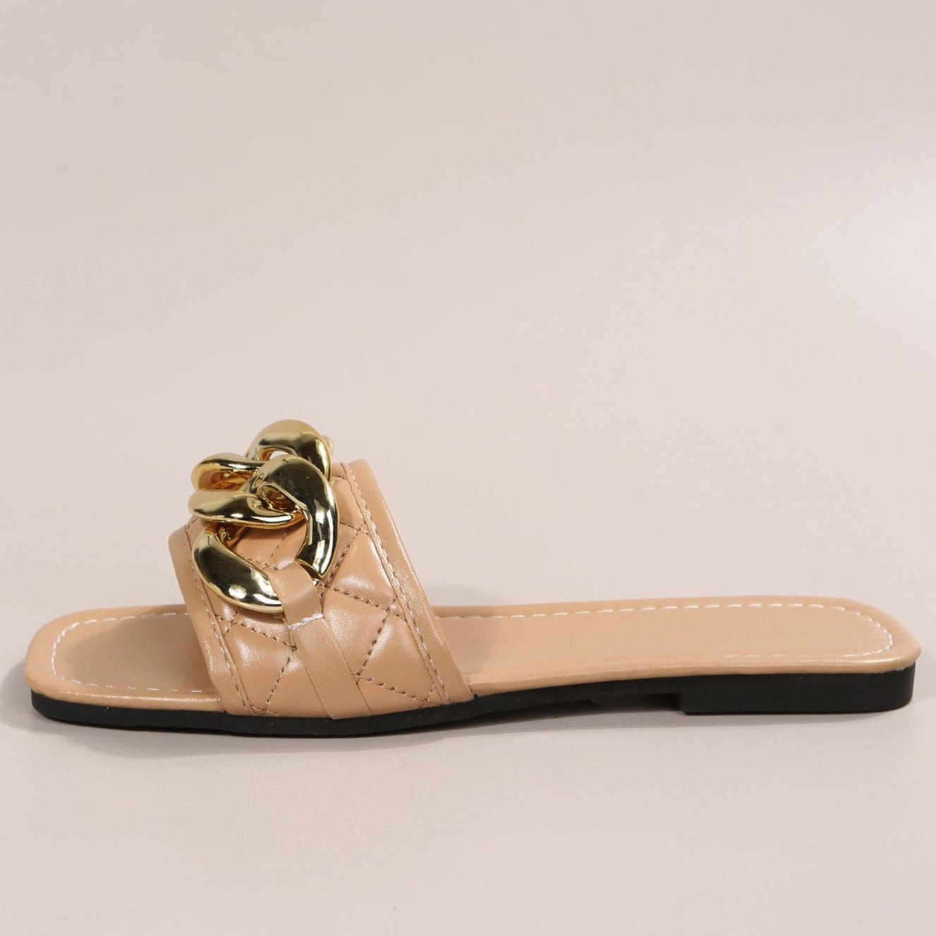 Carny - Gouden glamour, Luxe beige slippers met gouden kettingaccenten