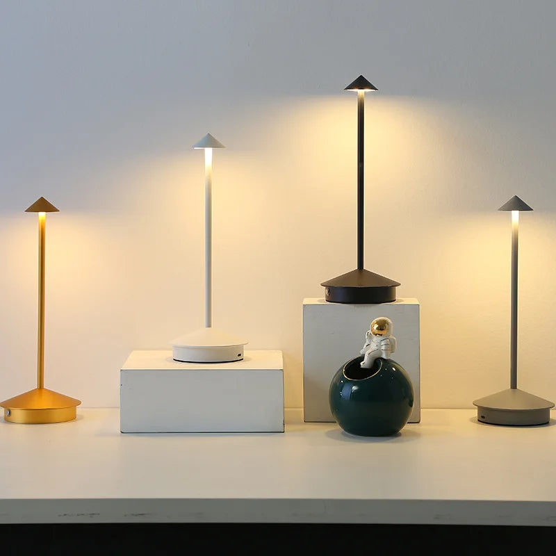 ArrowGlow Lange Recht Gepunte Draadloze Tafellamp met 3 Kleuren Licht Touch Bediening in Modern Design