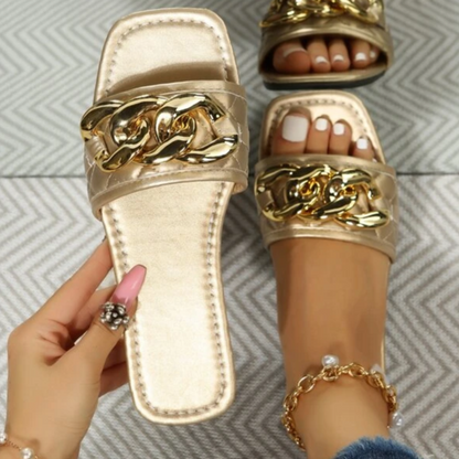 Carny - Gouden glamour, Luxe beige slippers met gouden kettingaccenten