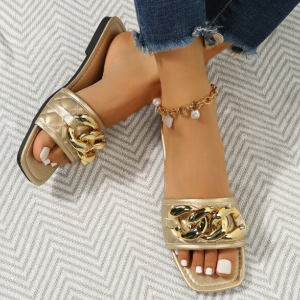 Carny - Gouden glamour, Luxe beige slippers met gouden kettingaccenten