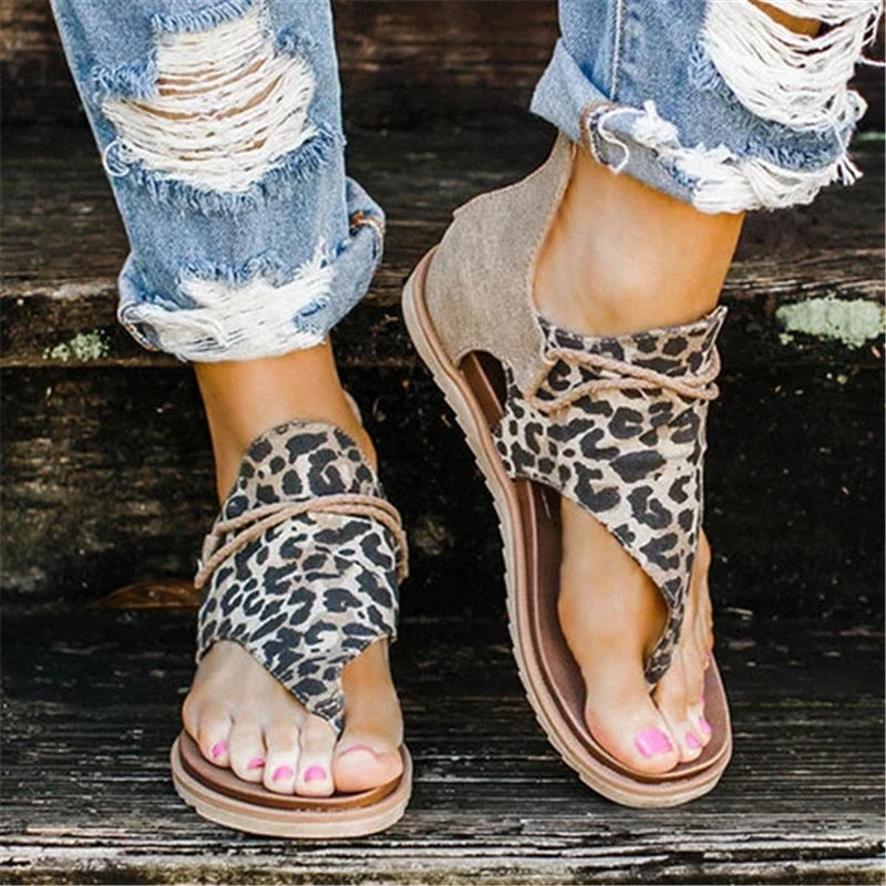 Hollie - Wilde wandeling, Trendy sandalen met luipaardprint en luxe suède accenten