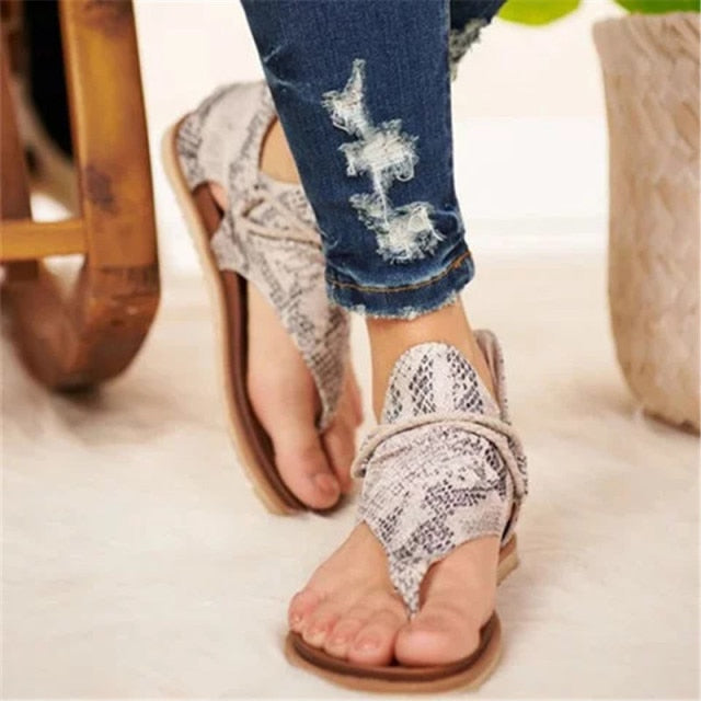 Hollie - Wilde wandeling, Trendy sandalen met luipaardprint en luxe suède accenten